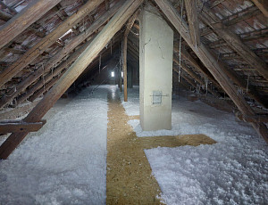 Zateplení stropu rodinného domu pomocí foukané izolace